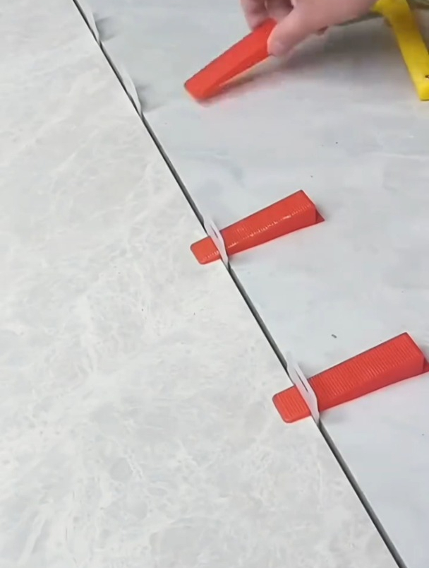 墙砖找平器取出视频(墙砖找平器怎么取出来)